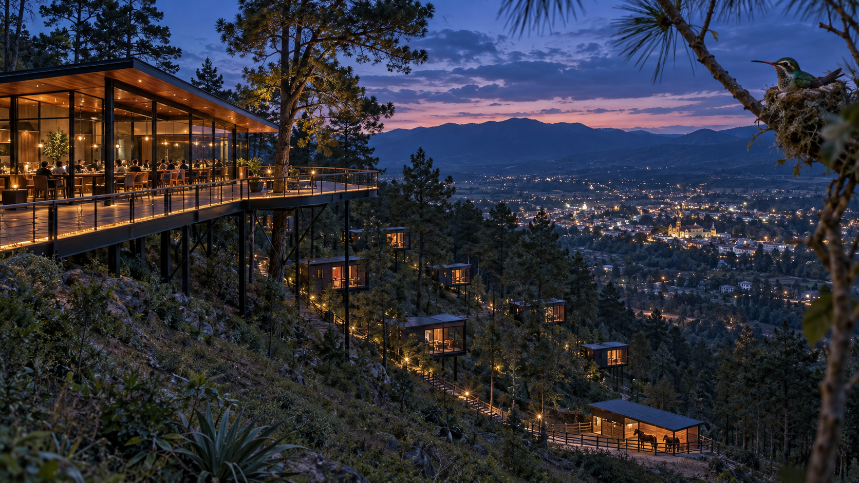 Visualización nocturna del mirador iluminado, los pinos y el poblado al fondo